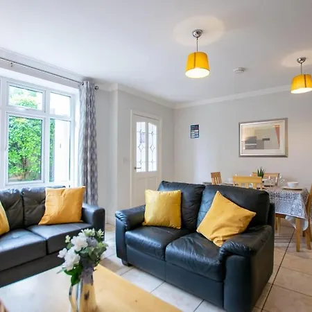 Apartment 17 - Modern 2br - Sleeps 4 *