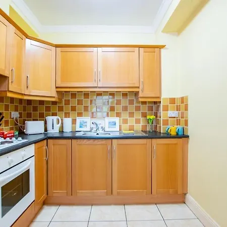 Apartment 17 - Modern 2br - Sleeps 4