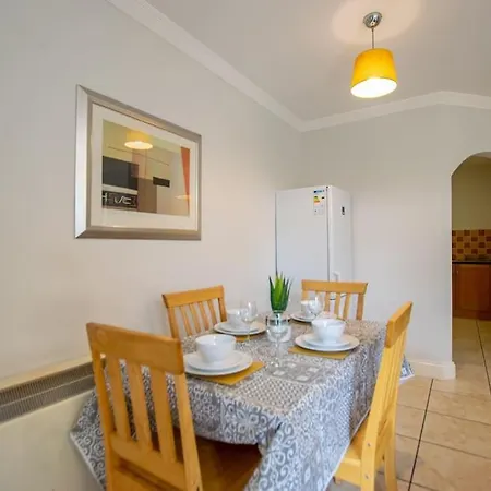 17 - Modern 2br - Sleeps 4