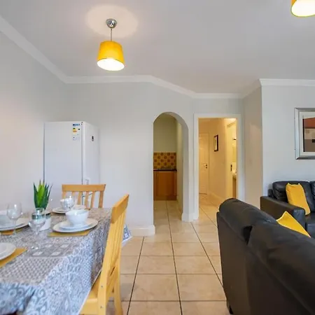 17 - Modern 2br - Sleeps 4 *