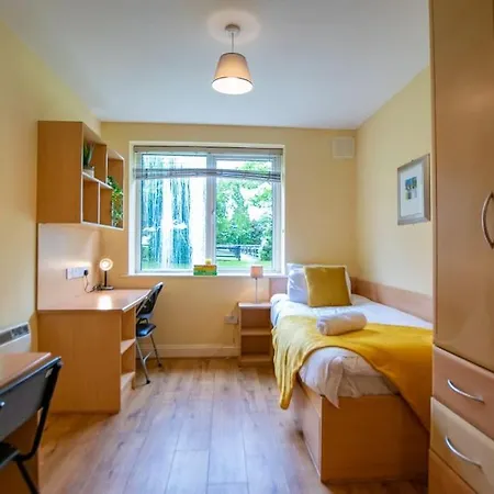 17 - Spacious 2 Bed With Parking