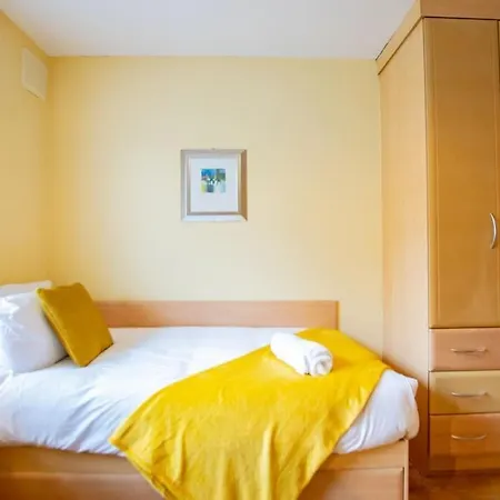 17 - Spacious 2 Bed With Parking Appartement