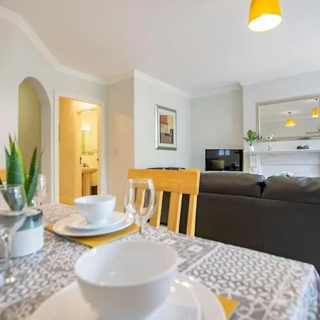 17 - Spacious 2 Bed With Parking Appartement *