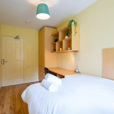 17 - Spacious 2 Bed With Parking *