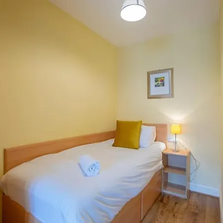 17 - Spacious 2 Bed With Parking *