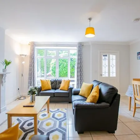 17 - Modern 2br - Sleeps 4 *