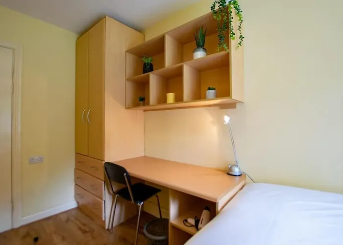 17 - Spacious 2 Bed With Parking *