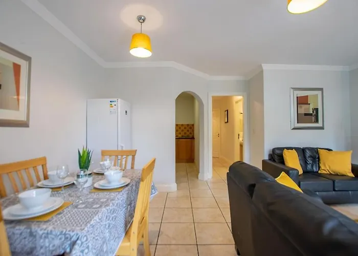 17 - Spacious 2 Bed With Parking *