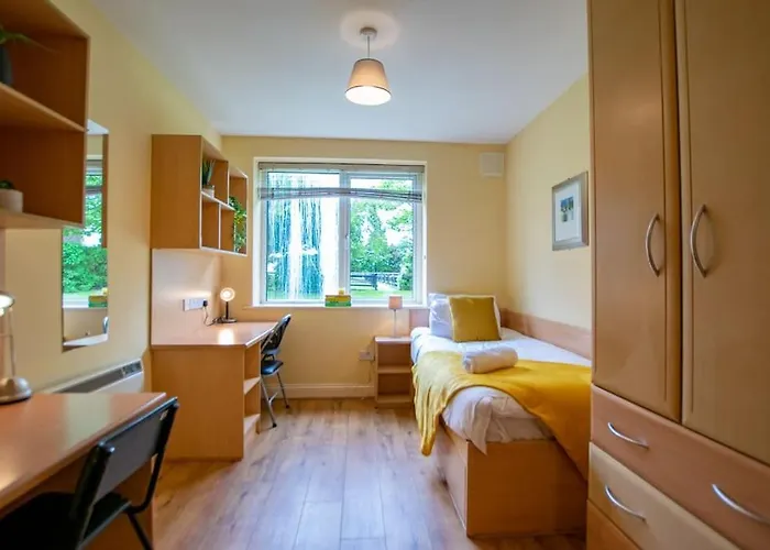 17 - Spacious 2 Bed With Parking
