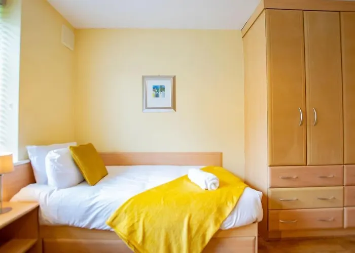 17 - Spacious 2 Bed With Parking アパート