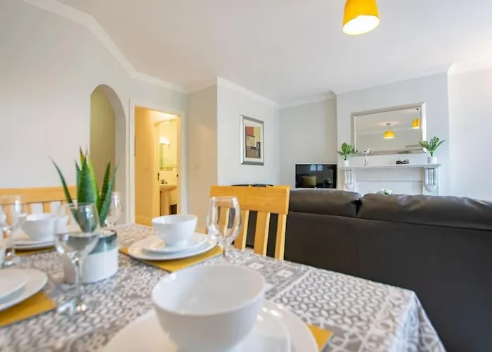 17 - Spacious 2 Bed With Parking 아파트 *