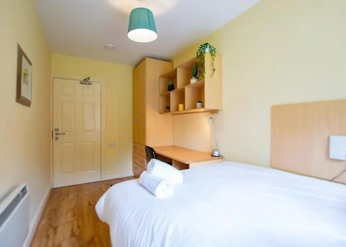 17 - Spacious 2 Bed With Parking *