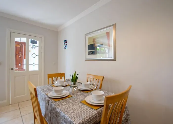17 - Spacious 2 Bed With Parking 골웨이