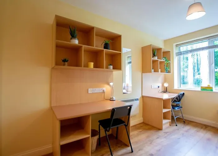 17 - Spacious 2 Bed With Parking