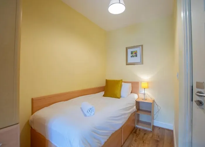 17 - Spacious 2 Bed With Parking *
