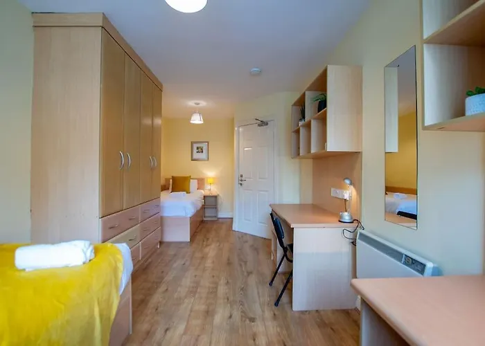 17 - Spacious 2 Bed With Parking