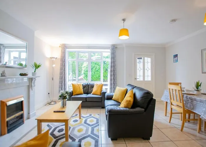 17 - Spacious 2 Bed With Parking *
