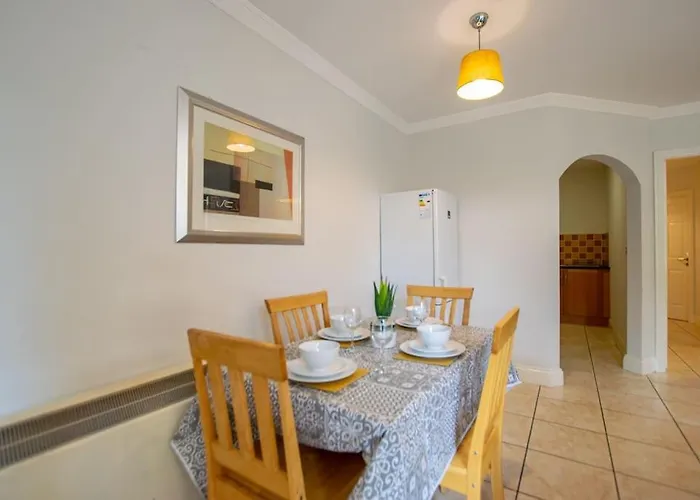 17 - Spacious 2 Bed With Parking